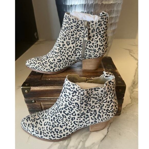 Violet & Red Cortny Heeled Booties in Leopard Print - Picture 5 of 8